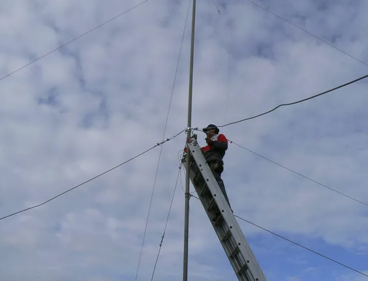 Intervento su antenna e palo radio con tiranti