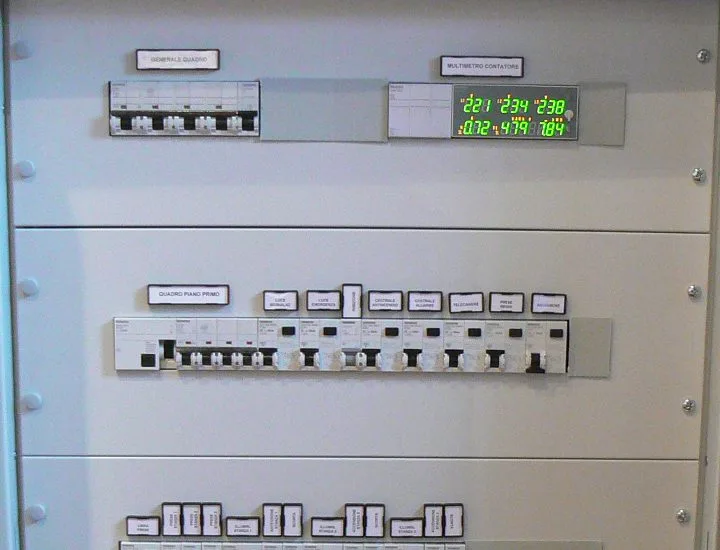 Quadro di piano con multimetro contatore e interruttori etichettati